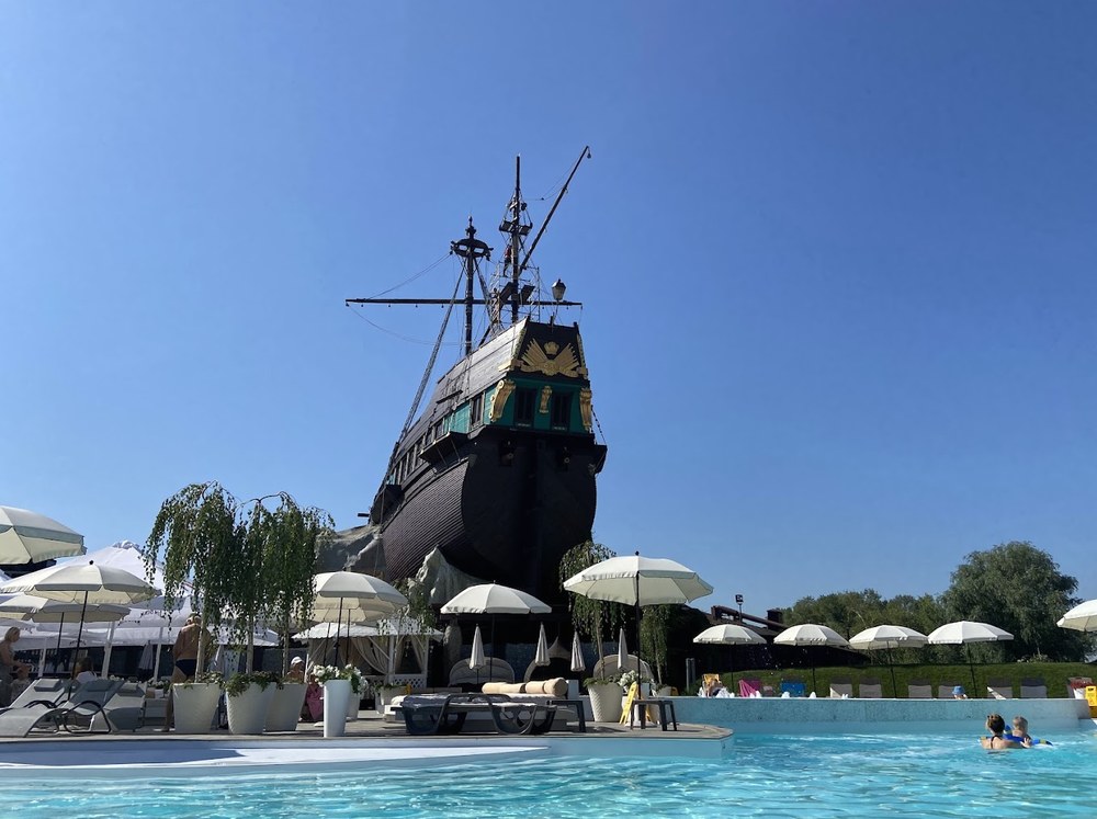 Экзотический пляж и корабль на территории Bartolomeo Resort Hotel