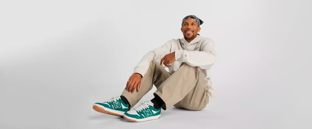 чоловік в одязі та зелених кедах Нью Беланс