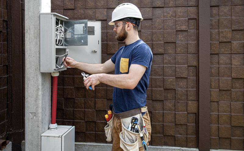 Що таке інвертор, як він працює і для чого потрібен