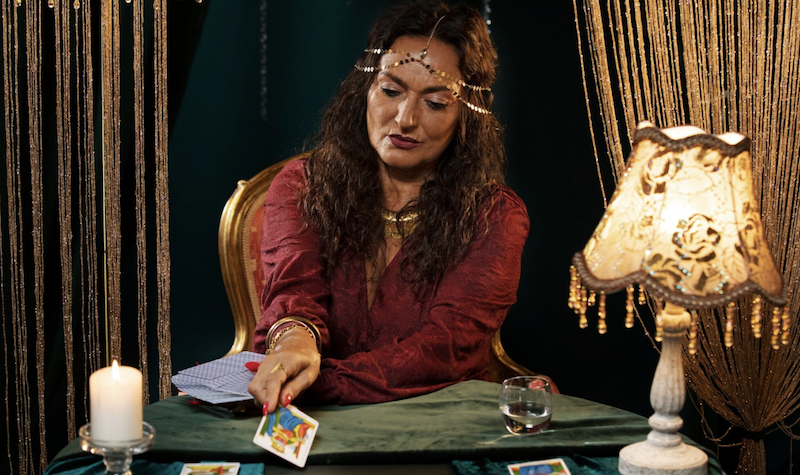 Наснилася ворожка, знахарка чи гадалка: що означає цей сон