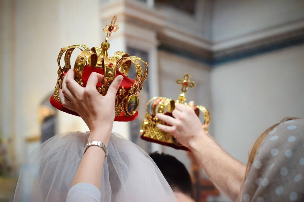 Хто має тримати вінці при вінчанні: церковні правила та вимоги до свідків